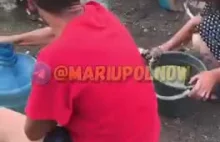 Ludzie w Mariupolu zmuszeni pić wodę z kałuż