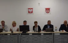Piaseczno: Radni PO zmniejszyli krzyż na dali obrad