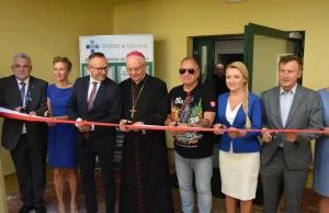 Lans kościoła i polityków PiS przy otwarciu nowego skrzydła szpitala.