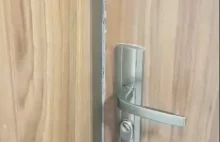 Sąsiedzi przykleili drzwi, żeby nie można było wejść do mieszkania