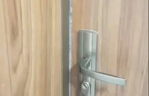 Sąsiedzi przykleili drzwi, żeby nie można było wejść do mieszkania