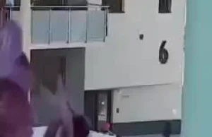 Atak agresywnej kobiety na funkcjonariuszy i efektowny skok z balkonu!
