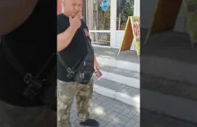 kobieta broni syna(prawdopodobnie),ktorego rosjanie chcą wziąć z ulicy do wojska