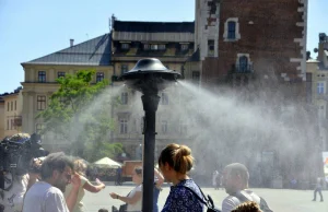 Bareja by tego nie wymyślił. Władze zabetonowały place, teraz chłodzą wodą