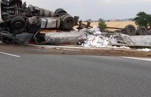 Koszmarny wypadek na autostradzie A4. Dachowanie tira [ZDJĘCIA]