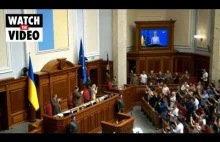 Moment wniesienia flagi UE do sali plenarnej parlamentu Ukrainy