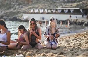 Wypoczynek na plaży może skończyć się mandatem. Tych zachowań lepiej unikać