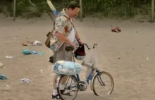 Prawdziwy Janusz na plaży w kampanii przestrzegającej turystów przed śmieceniem