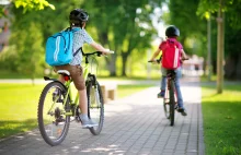 PSA: Z dzieckiem do lat 10 na rowerze jeździjcie po chodniku!