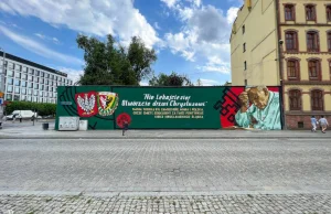 Powstał mural z Janem Pawłem II. Namalowali go kibice Śląska Wrocław.