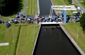 Olbrzymie protesty rolników w Holandii. 30% gospodarstw do likwidacji.