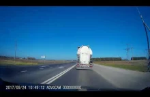 Rosyjski kierowca cysterny celowo spycha auto z drogi