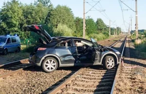 17-latek zabrał auto i ruszył w miasto. Jazdę zakończył na torowisku