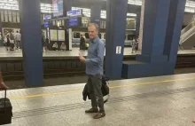 Samotny Donald Tusk na dworcu kolejowym. Radny z Wadowic zachwycony: "I...