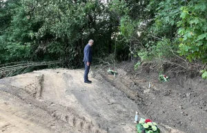 Polski dyplomata złożył kwiaty na zniszczonych grobach żołnierzy A