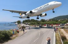 W Grecji turystka został trafiony strumieniem samolotu, który doznał złamań