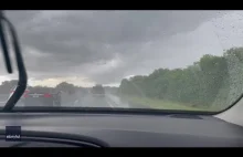 Moment uderzenia pioruna w samochód jadący autostradą