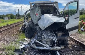 Wypadek kolejowy w Dąbrowie Górniczej! 40-latek wjechał autem pod pociąg....