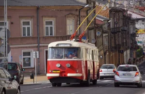 Przepychanki i wyzwiska czyli walka o wejście do trolejbusu