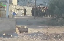 Żołnierze zebrali się wokół porzuconego moździerza w Syrii. To była pułapka
