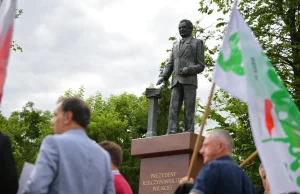 Pomnik Lecha Kaczyńskiego oblany farbą. Policja zatrzymała podejrzanego