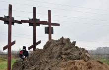 Rosjanie ekshumują ciała z masowego grobu