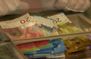 Złoty najsłabszy od lat. Obce waluty drożeją. "Nie opłaca się tutaj inwestować"