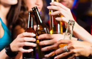 Umiarkowane picie alkoholu też szkodzi mózgowi (╥﹏╥)