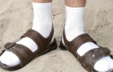 Dlaczego warto nosić skarpetki do sandałów? Jest pięć powodów!