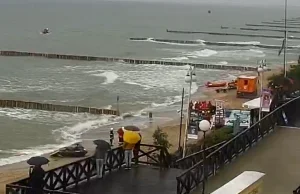 Trwa akcja ratownicza na plaży w Mielnie [kamera na żywo]
