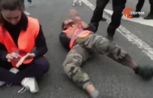 Francuska policja usuwa "zielonych" aktywistów, którzy przykleili się do ulicy