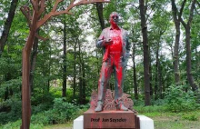 Pomnik Jana Szyszki w Jarocinie oblany czerwoną farbą. "To było do przewidzenia"