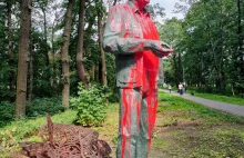 Absurdalny pomnik ministra Szyszko oblany czerwoną farbą. Nie popieram,...