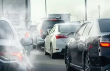 Dymiące samochody na drogach