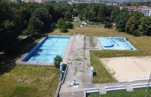 Urzędnicy doprowadzili do ruiny odkryte baseny w Krakowie [ZDJĘCIA]