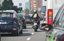 Czy motocyklista może przeciskać się między samochodami w korku? Przepisy...