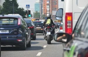 Czy motocyklista może przeciskać się między samochodami w korku? Przepisy...