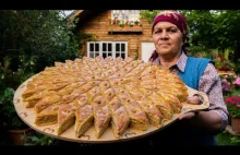 Babcia z Azerbejdżanu robi baklave z orzechami