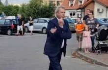 Burmistrz Łeby pokazał wulgarny gest przeciwnikom PiS