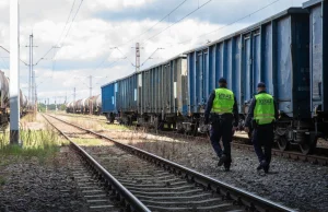 Pijani nastolatkowie kładli się na torach