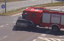 Koszmarny wypadek wozu strażackiego i osobówki w Lubinie. Kamera uchwyciła...