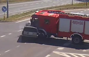 Koszmarny wypadek wozu strażackiego i osobówki w Lubinie. Kamera uchwyciła...