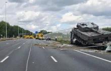 Ciężarówka z czołgiem wbiła się w bariery na autostradzie. Zawiodła opona.