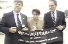 Nancy Pelosi na placu Tiananmen w 1991 roku.