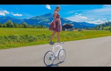 Wiejska panienka pokazuje niebywałe triki na rowerze