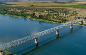 Siły Zbrojne UA zniszczyły również most kolejowy pod Chersoniem (wideo)