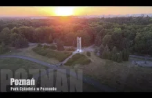 Park Cytadela w promieniach zachodzącego słońca. W tle Poznań