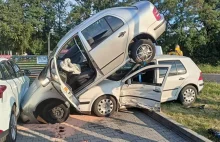 Nietypowy wypadek. Auto "zaparkowało" na innym