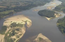 Warszawa. Bardzo niski poziom wody w Wiśle. Zbliża się do rekordu z 2015 roku
