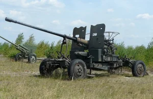 Ukraina: armata przeciwlotnicza z lat 50. strzela do celów lądowych
